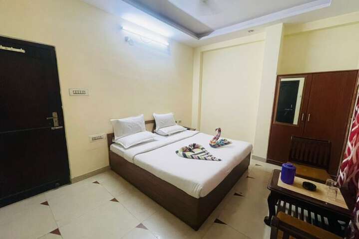 Room 10 of 32