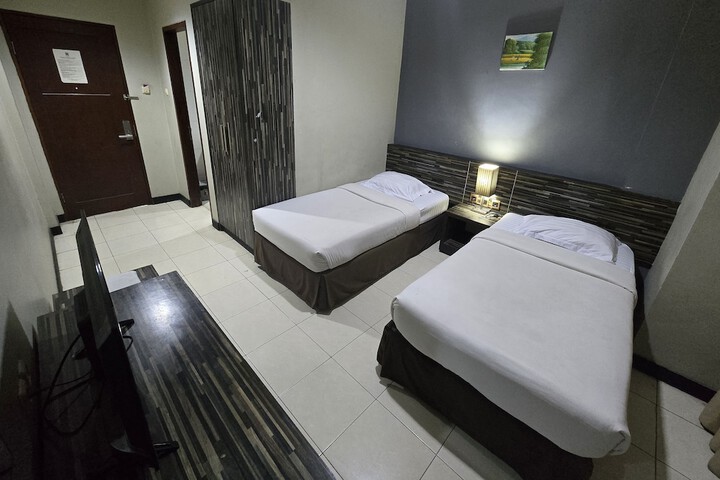 Room 30 of 48