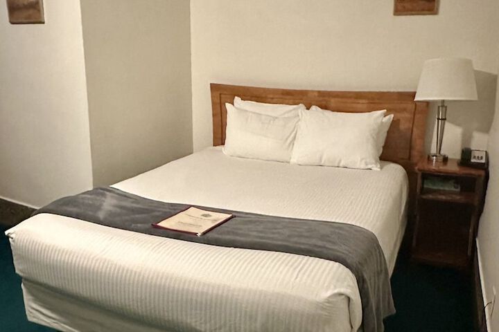 Interior Economy Queen Bed Pet Friendly (37 of 47)