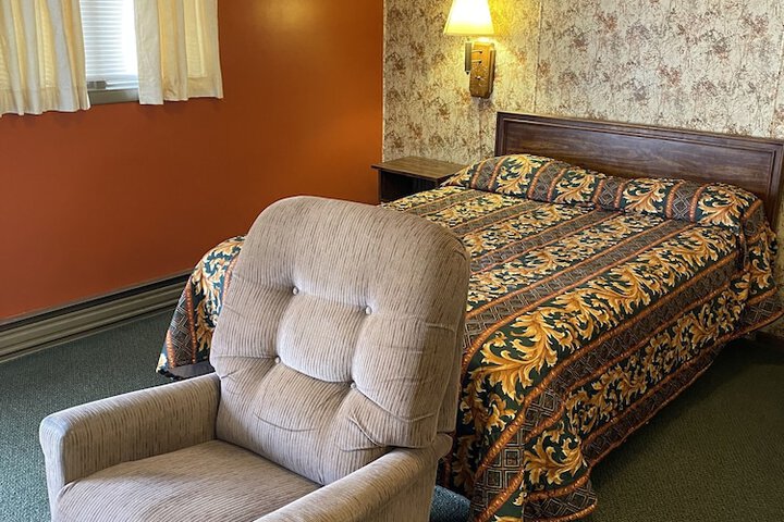 1 Queen Bed (8 of 14)