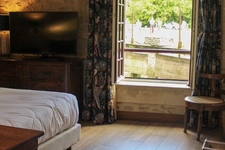 Room 5 of 76