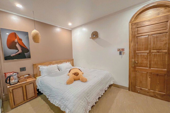 Room 8 of 33