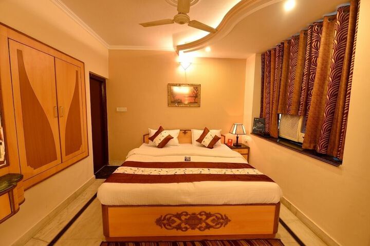Room 8 of 34