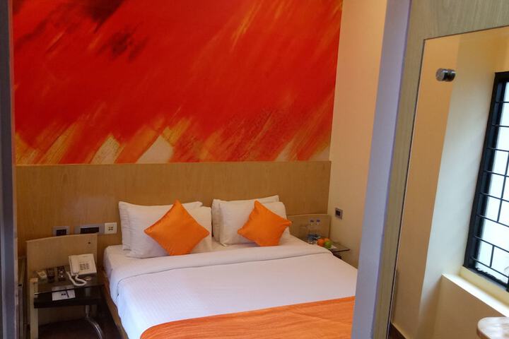 Room 4 of 9