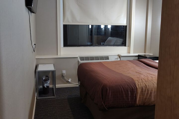 Classic Queen Bed (2 of 26)