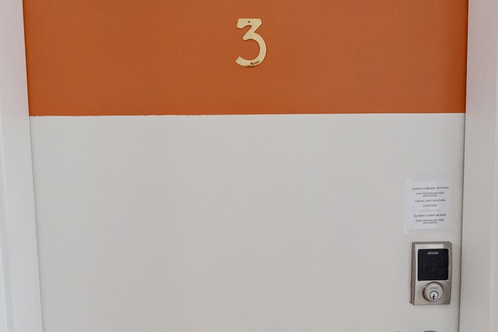 Room 33 of 183