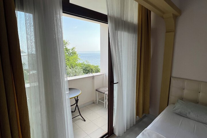 Room 12 of 34