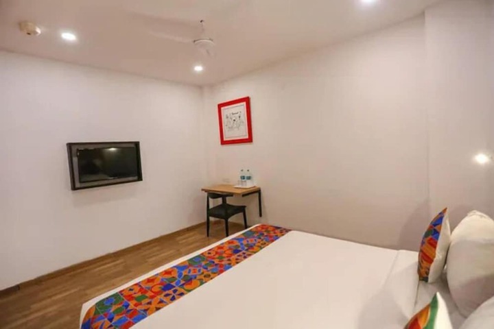 Room 11 of 18