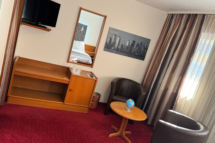 Room 7 of 32