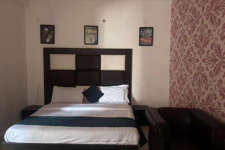 Room 13 of 32