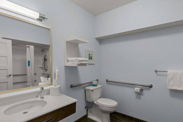 1 Queen Mobility Accessible with Tub (4 of 11)