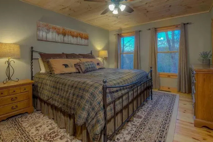 Room 4 of 16