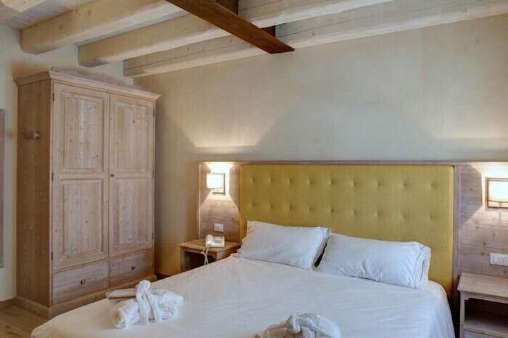 Room 6 of 70