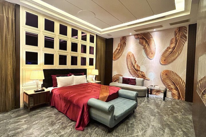 Room 16 of 97