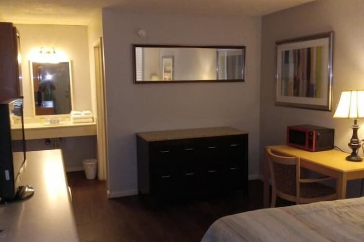 1 Queen Bed (4 of 19)