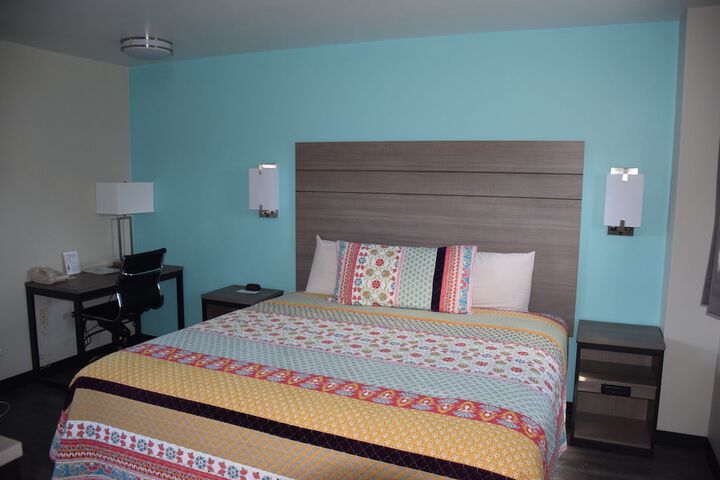 1 King Bed (4 of 6)