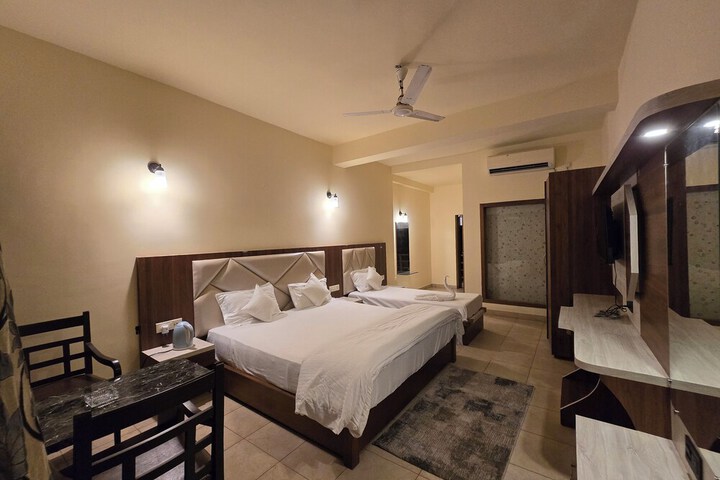 Room 3 of 80