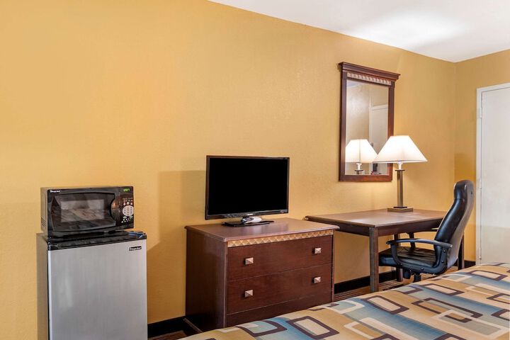 Room 8 of 28