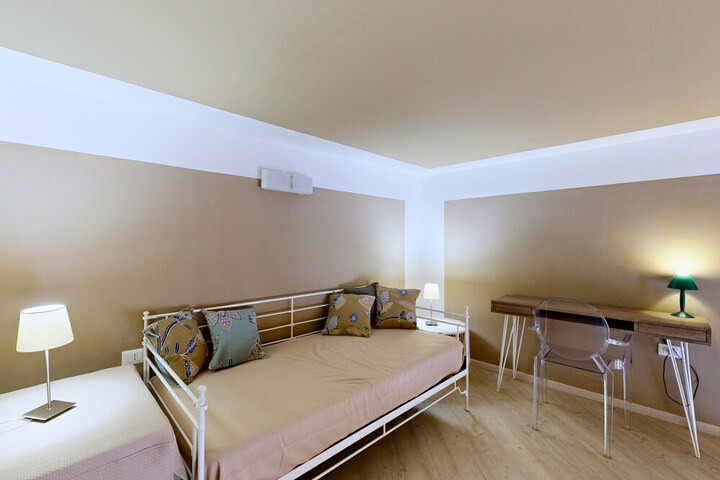 Room 52 of 210