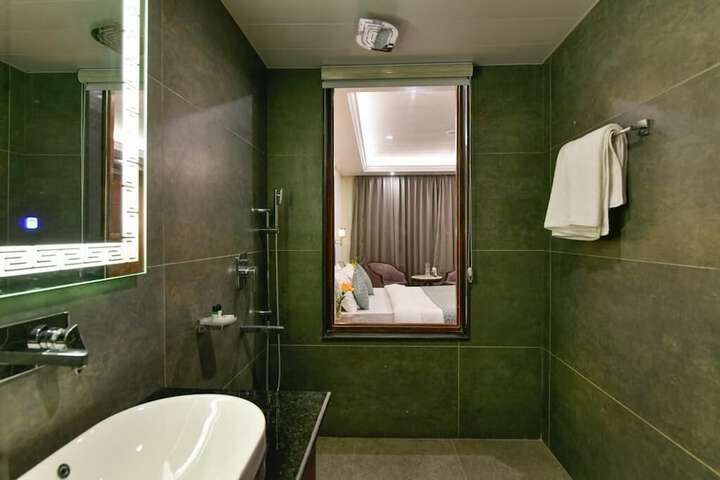 Room 7 of 9
