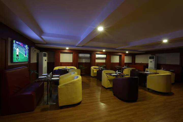 Lounge 22 of 41