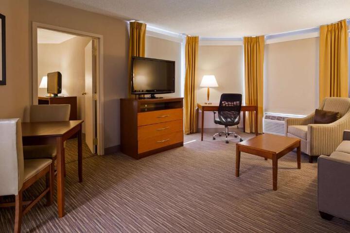 1 King Bed Flat Screen Television Microwave and Refrigerator High Speed Internet Accessible Coffee Maker, Hairdryer Full Breakfast (10 of 15)