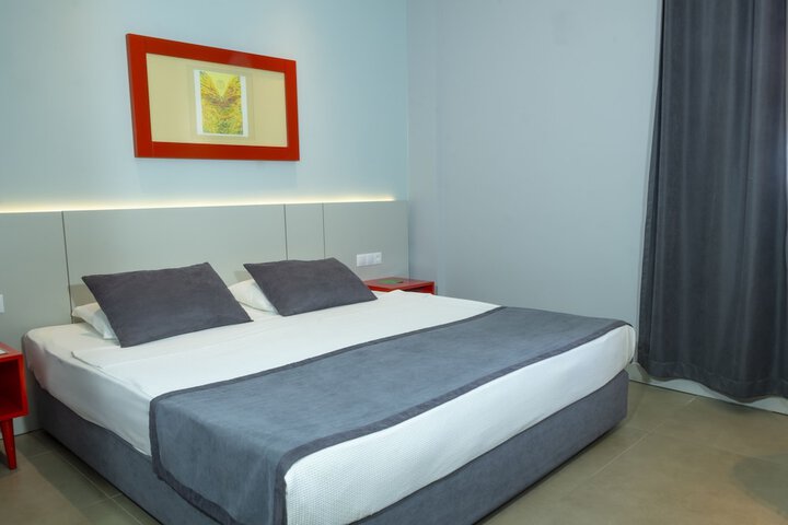 Room 8 of 80