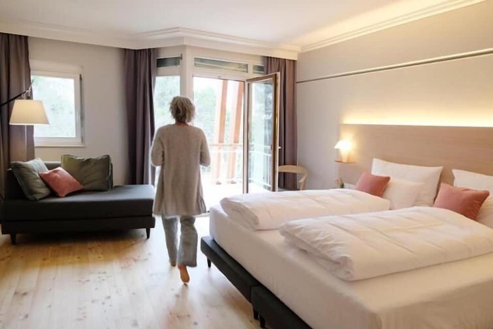 Room 4 of 25