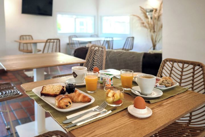 Breakfast/Coffee Service 82 of 143
