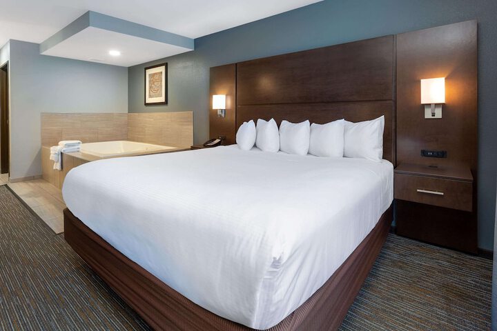 Premium King Bed (18 of 18)