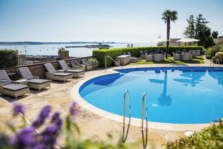 Hotel with Pool