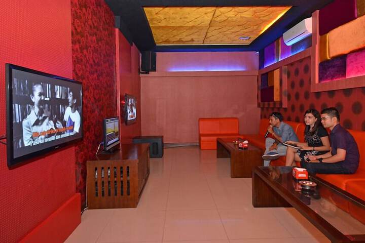 Lounge 21 of 27