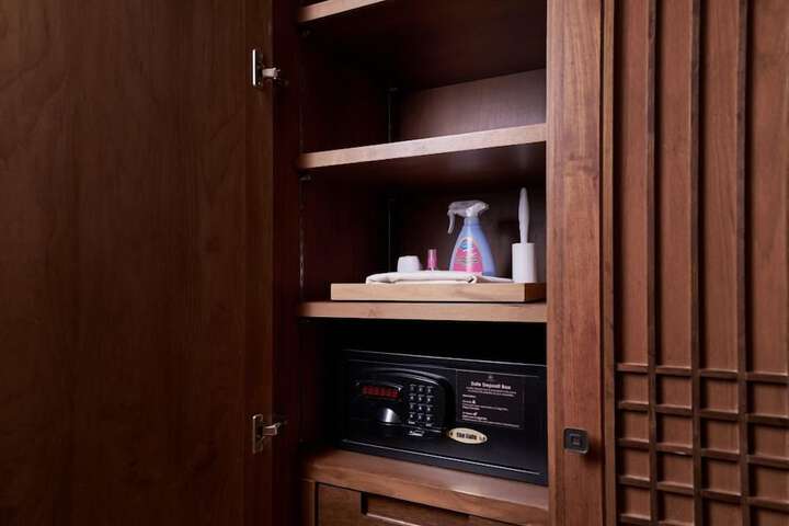 Room 32 of 193