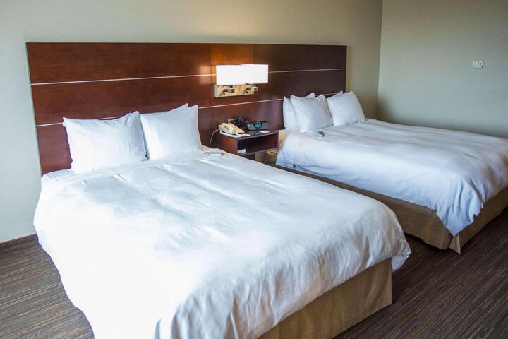 2 Queen Beds (1 of 6)