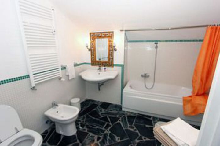 Room 4 of 20
