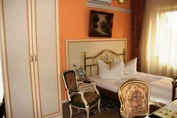 Room 9 of 49