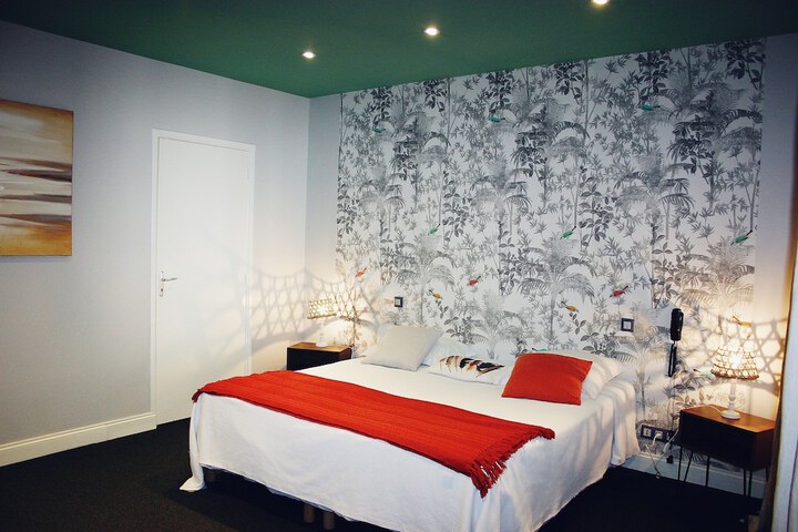 Room 6 of 63
