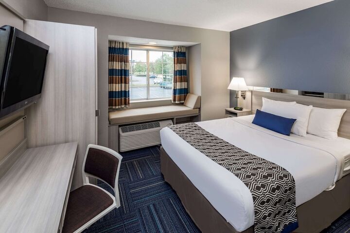 1 Queen Bed Accessible Room (4 of 13)