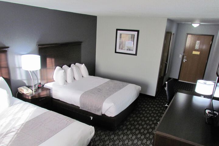 Basic 2 Queen Beds (8 of 9)