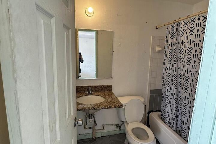 Room 10 of 16