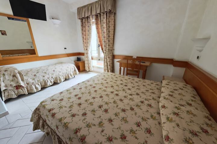 Room 3 of 28