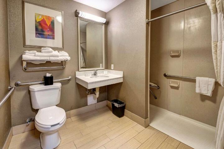 Room 32 of 40