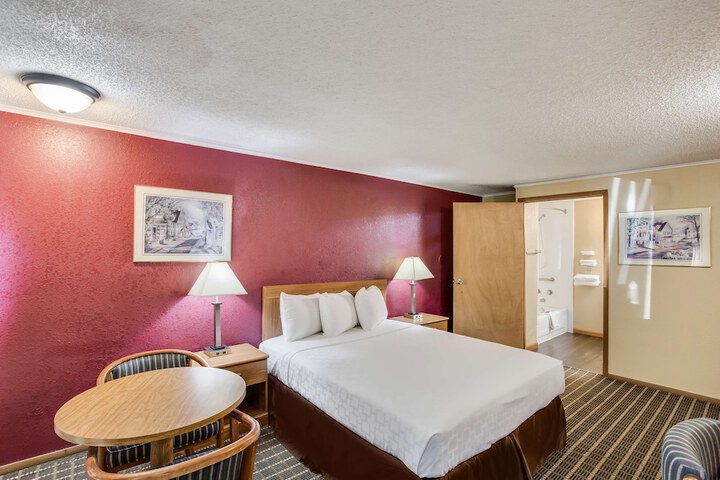 1 Queen Bed (14 of 19)