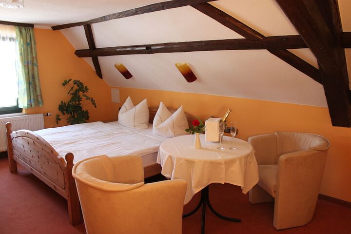 Room 4 of 33