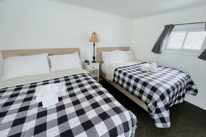 South Arm Retreats Motel Double Room 7 in East Jordan, MI