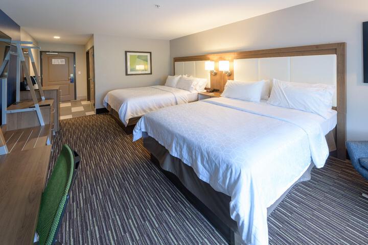 2 Queen Beds (1 of 11)