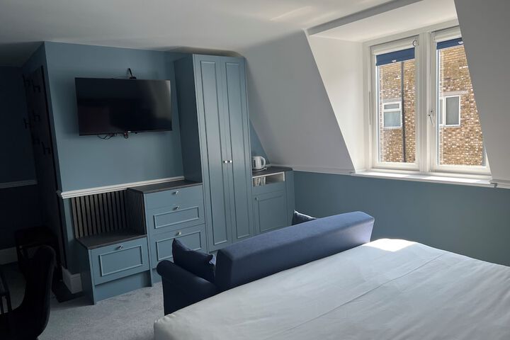 Room 32 of 43