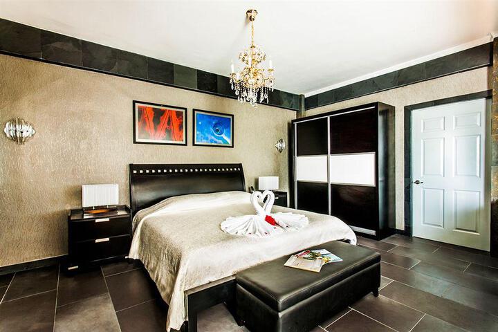 Room 107 of 178