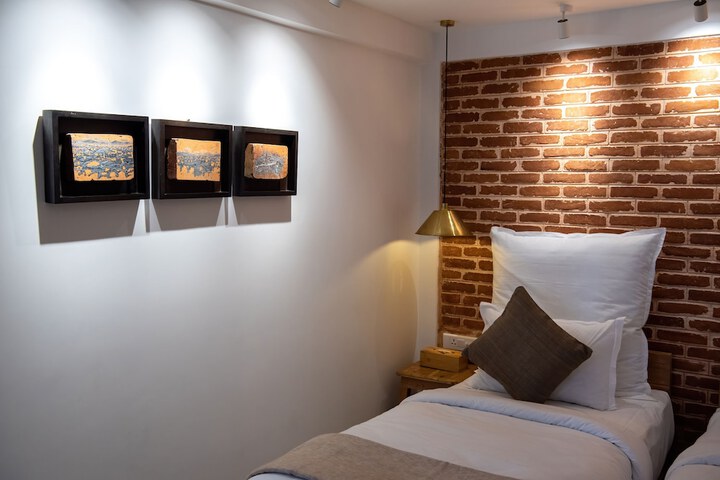 Room 8 of 35