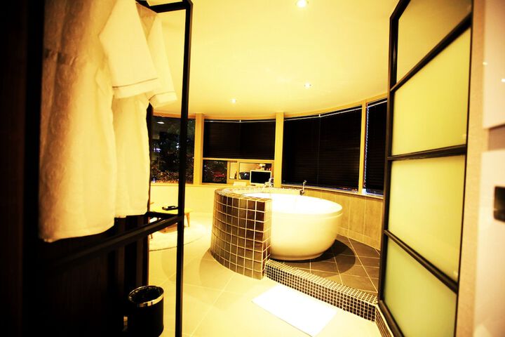 Room 6 of 32